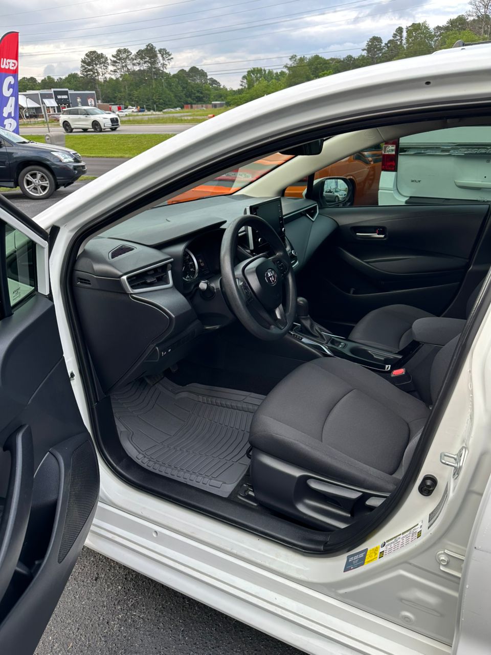 
								Toyota Corolla LE White 2020 full									