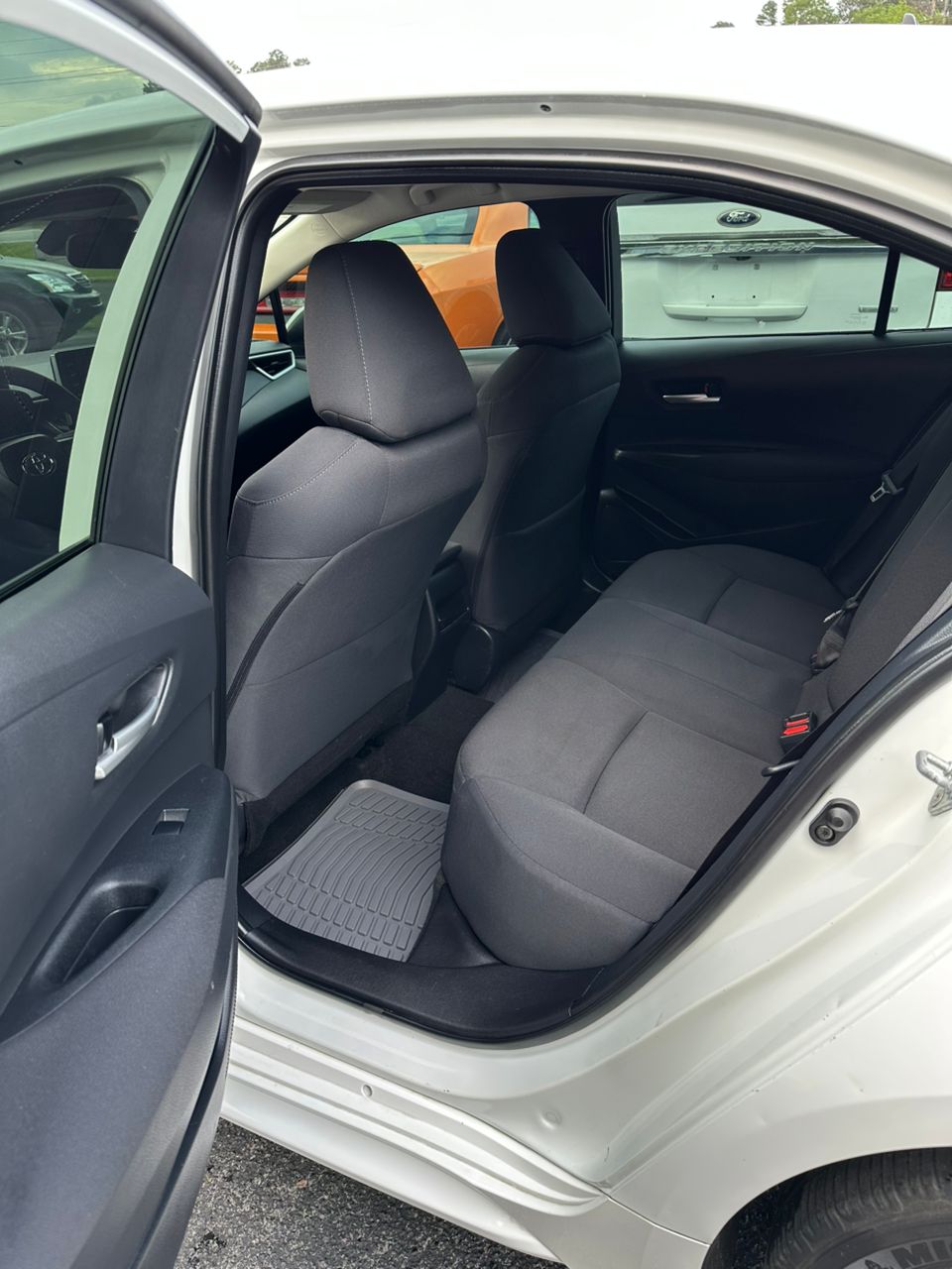 
								Toyota Corolla LE White 2020 full									