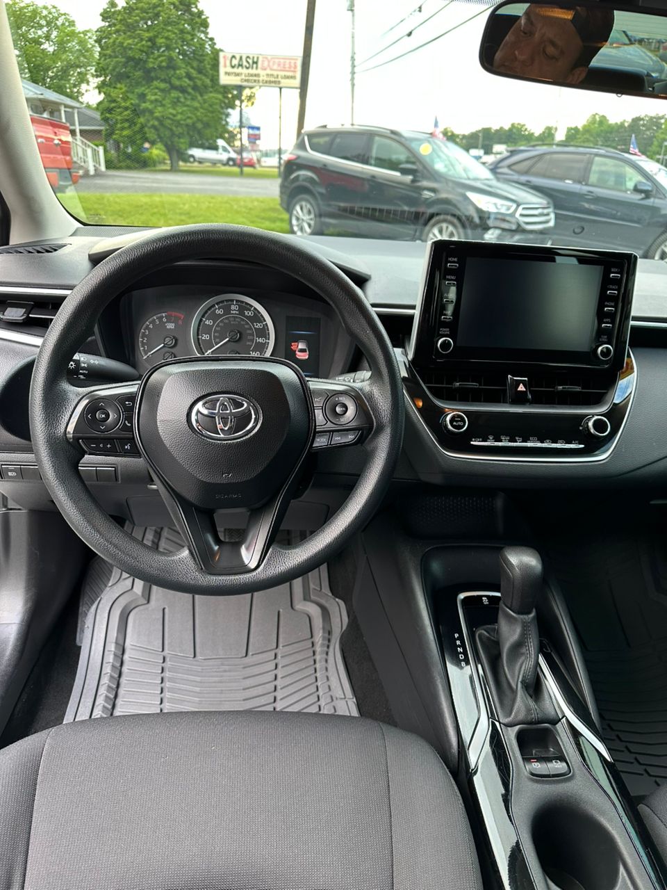 
								Toyota Corolla LE White 2020 full									