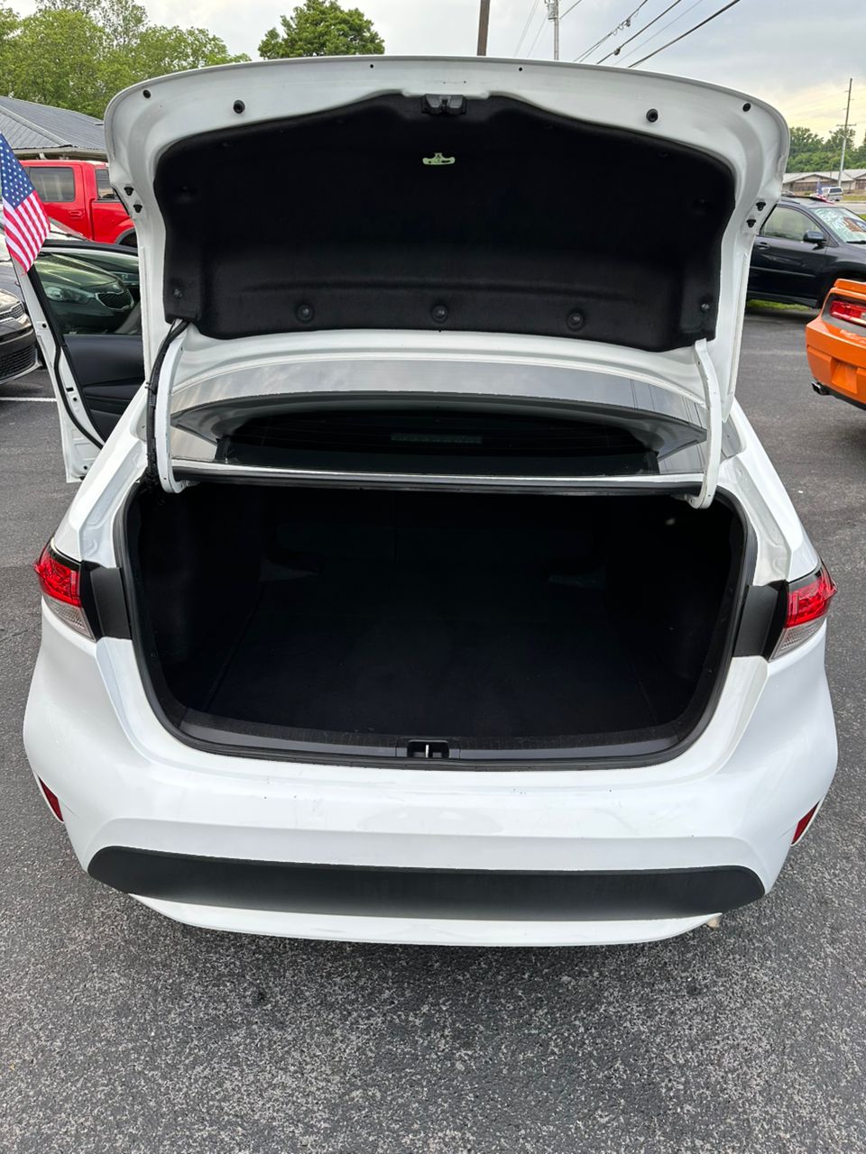 
								Toyota Corolla LE White 2020 full									
