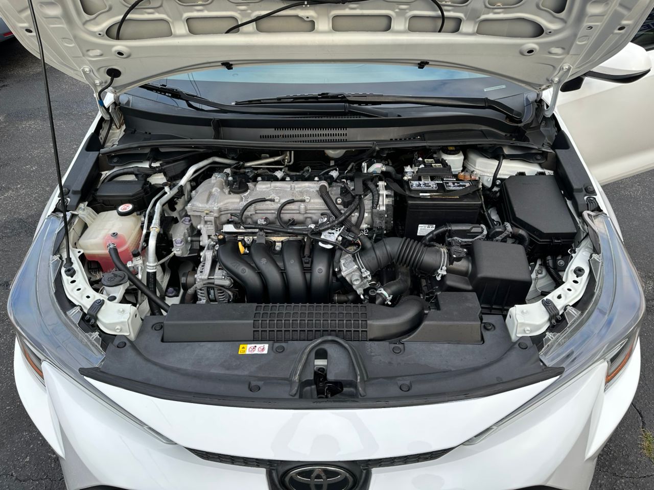 
								Toyota Corolla LE White 2020 full									