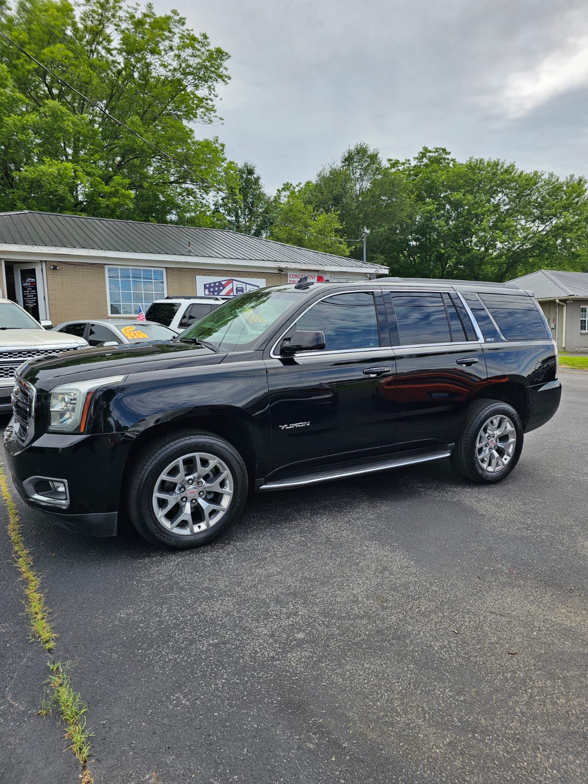 
								GMC YUKON SLT BLACK 2018 full									