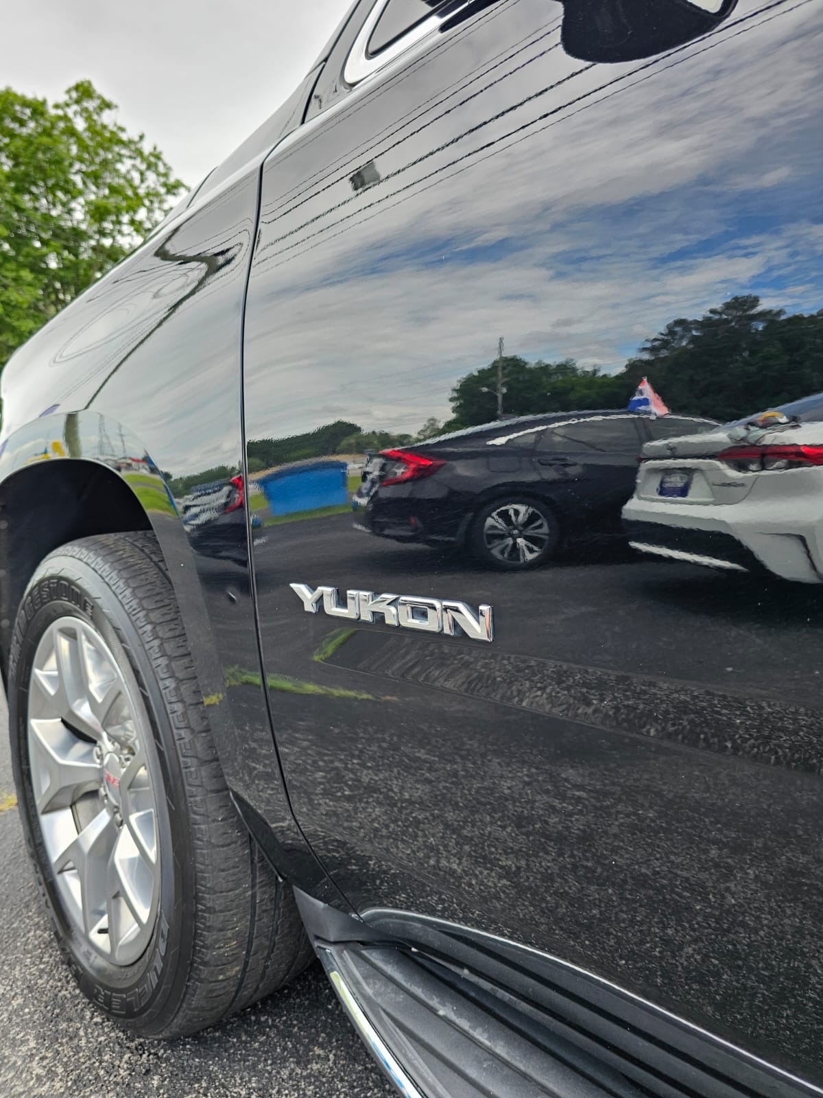 
								GMC YUKON SLT BLACK 2018 full									
