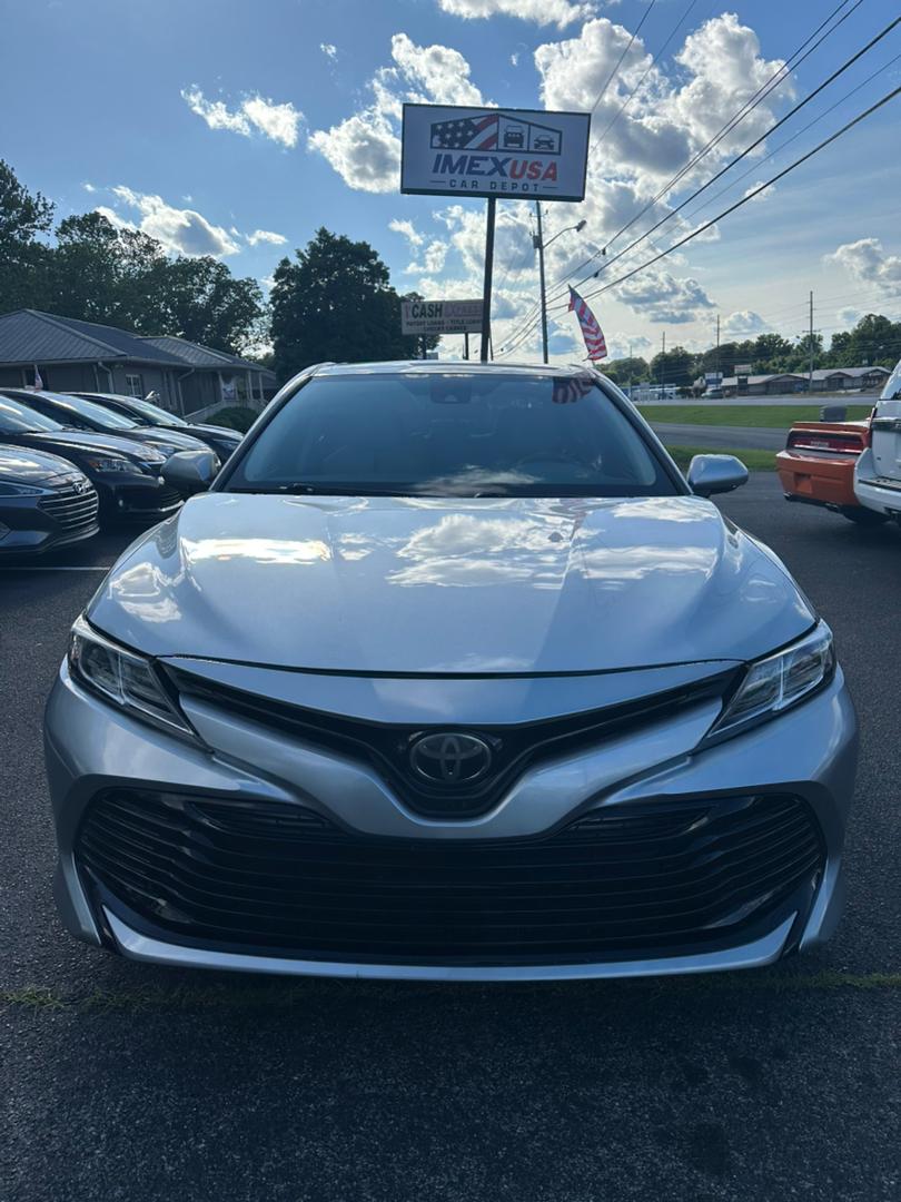 
								Toyota Camry LE Silver 2018 full									
