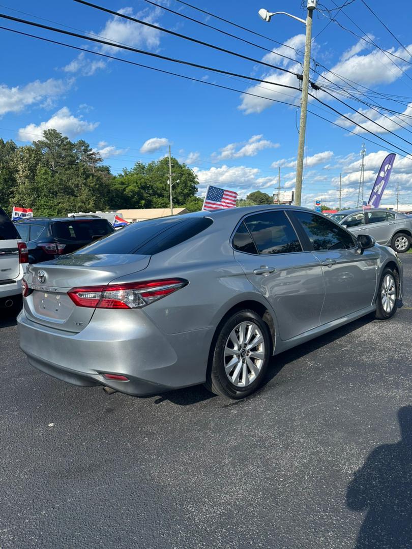
								Toyota Camry LE Silver 2018 full									