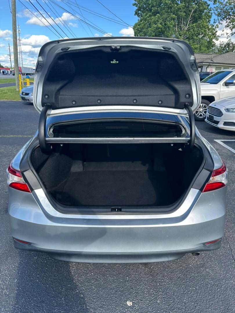 
								Toyota Camry LE Silver 2018 full									