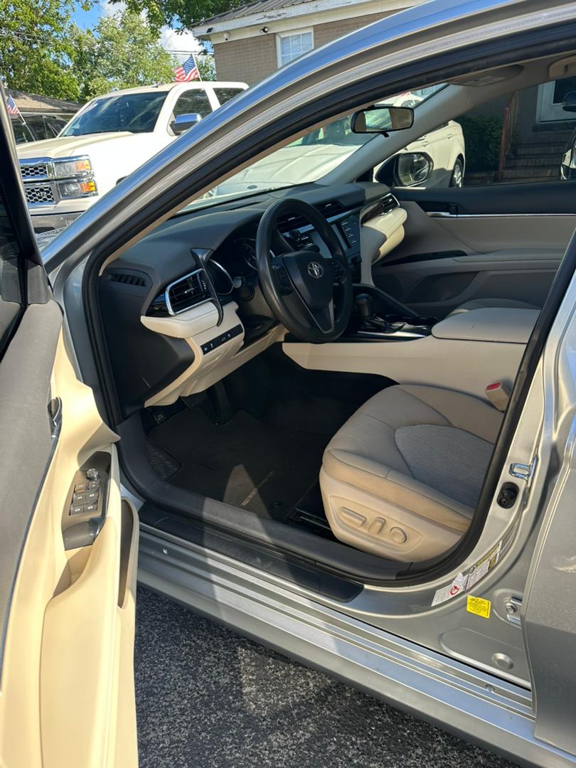 
								Toyota Camry LE Silver 2018 full									