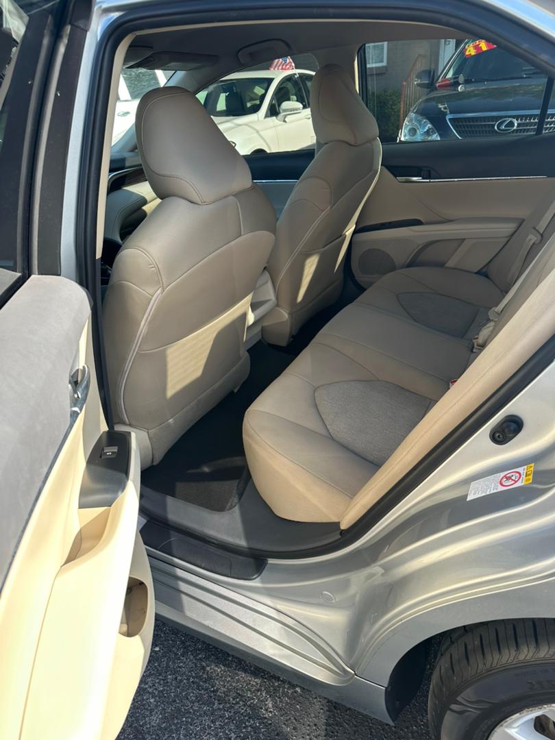 
								Toyota Camry LE Silver 2018 full									