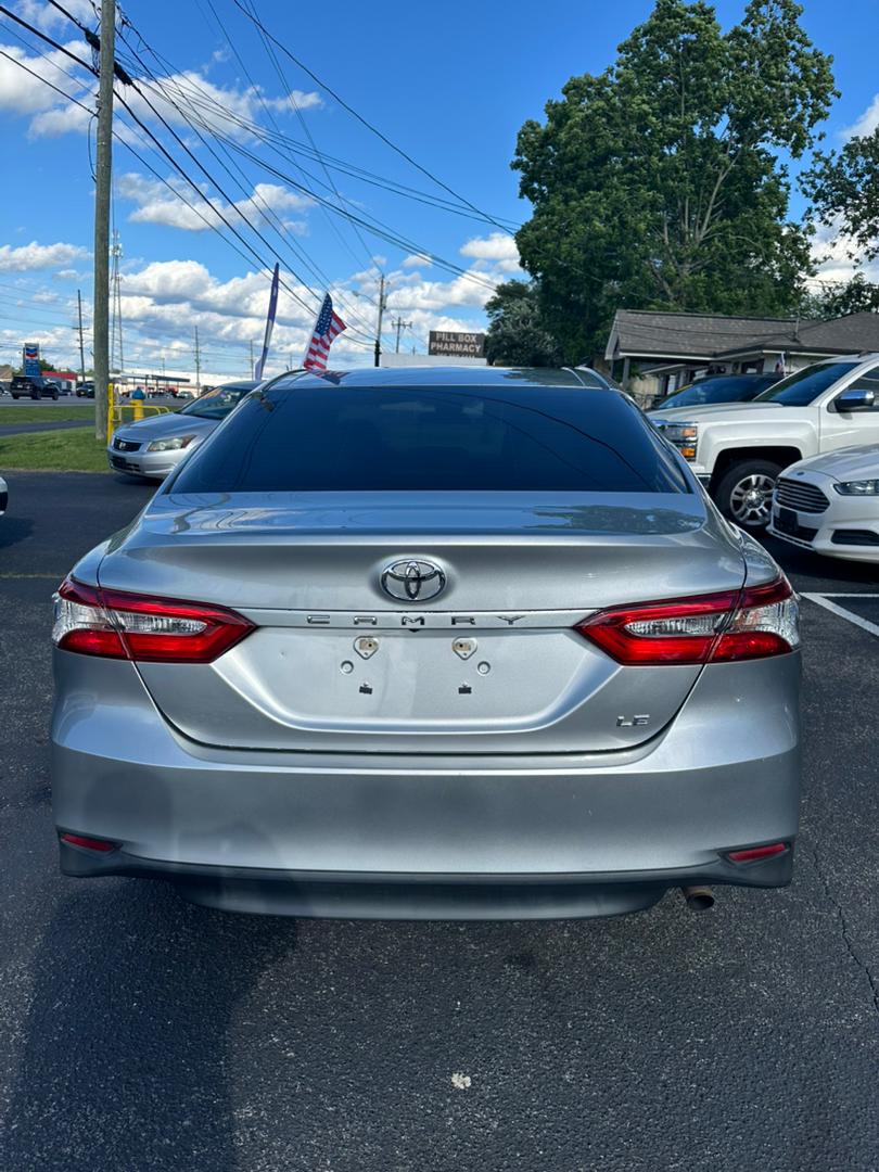 
								Toyota Camry LE Silver 2018 full									