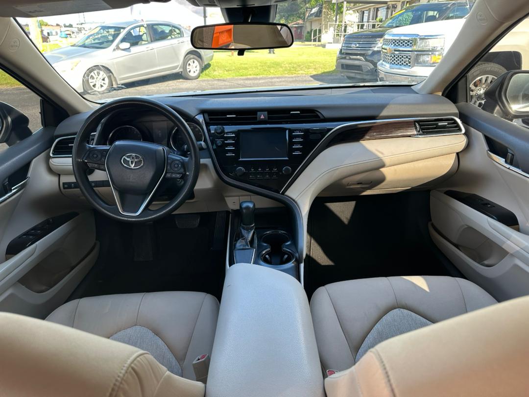 
								Toyota Camry LE Silver 2018 full									