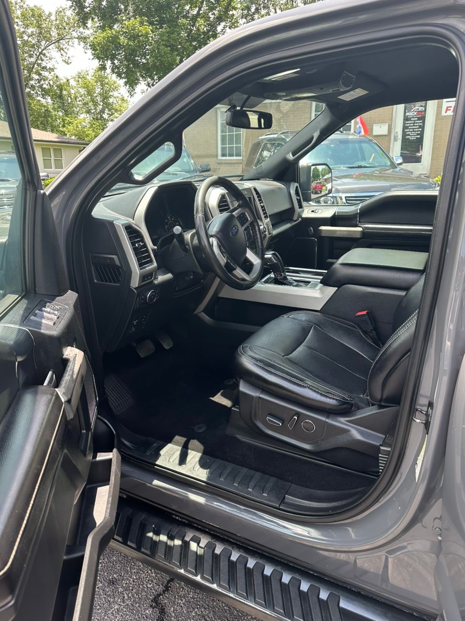 
								Ford F150 Lariat Gray 2018 full									
