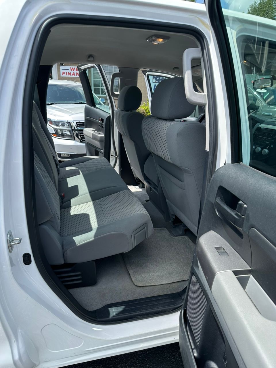 
								Toyota Tundra V8 White 2011 full									