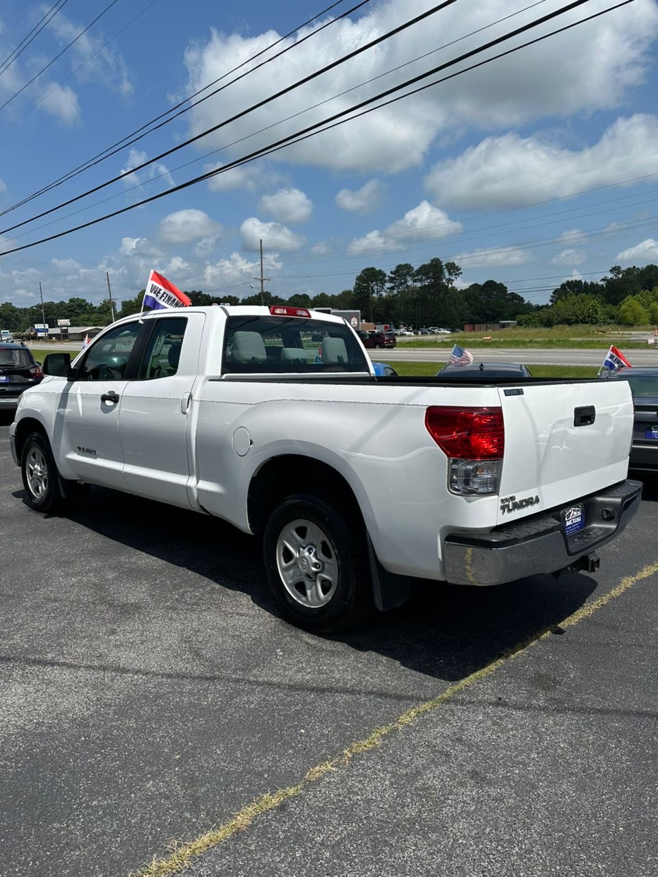 
								Toyota Tundra V8 White 2011 full									