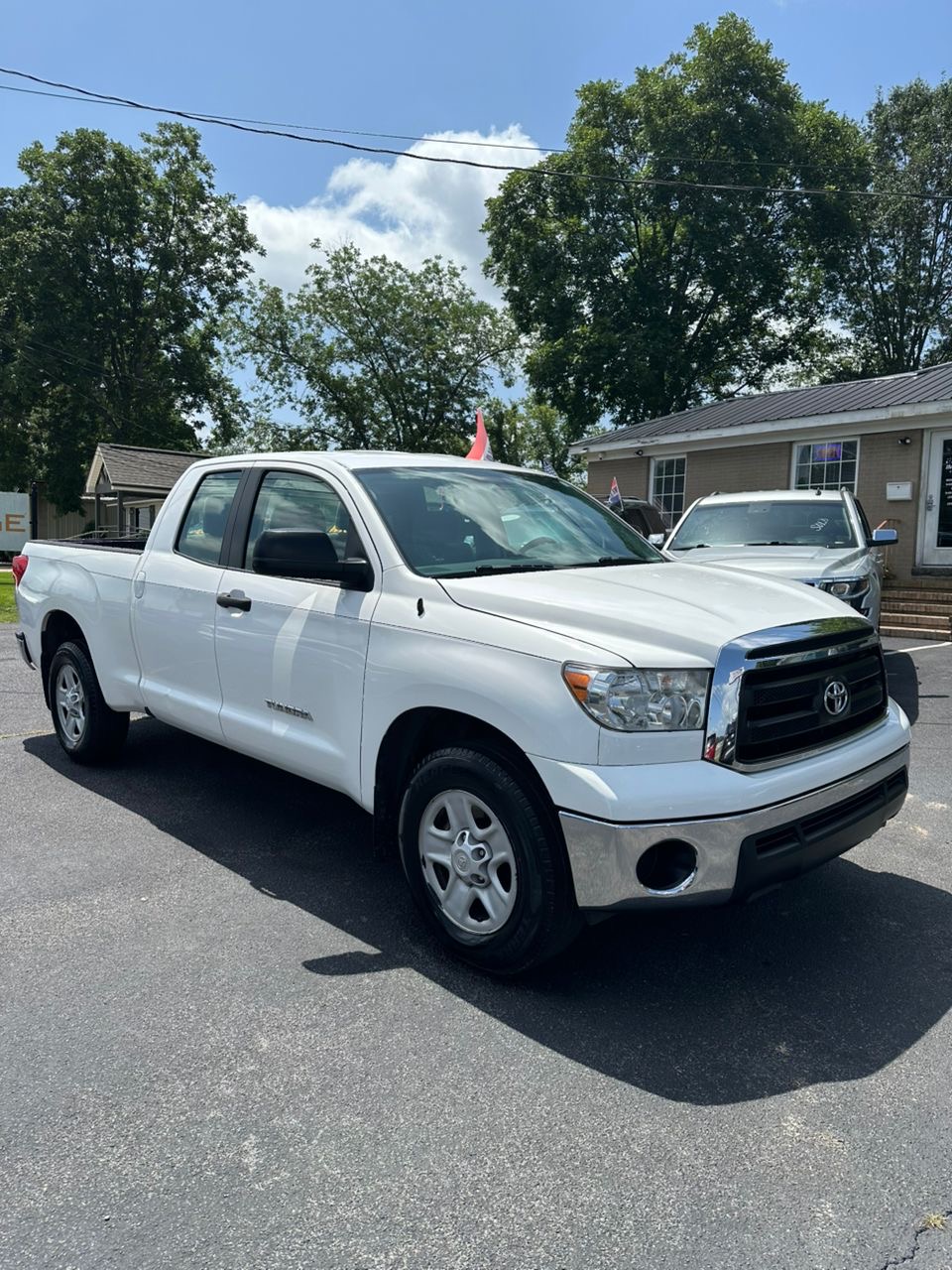 
								Toyota Tundra V8 White 2011 full									
