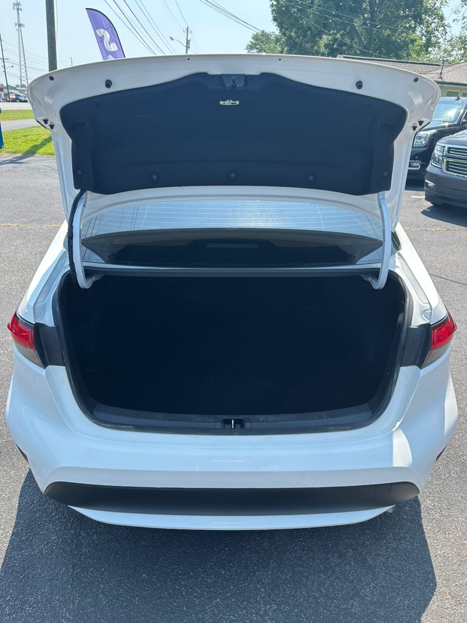 
								Toyota Corolla XLE White 2022 full									