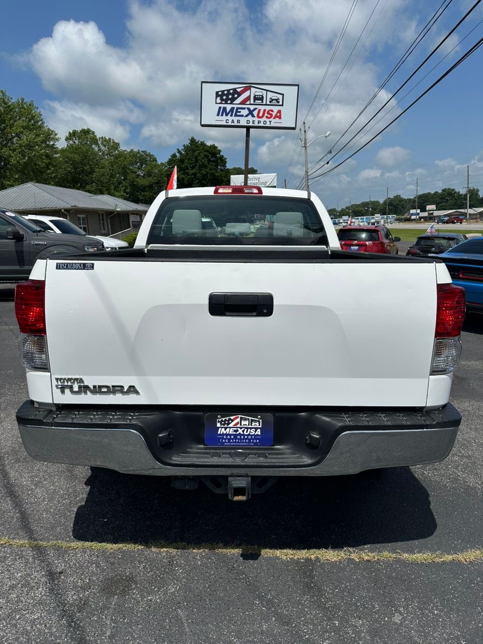 
								Toyota Tundra V8 White 2011 full									