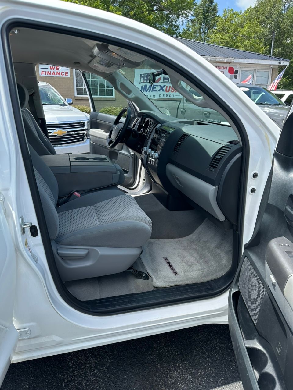 
								Toyota Tundra V8 White 2011 full									