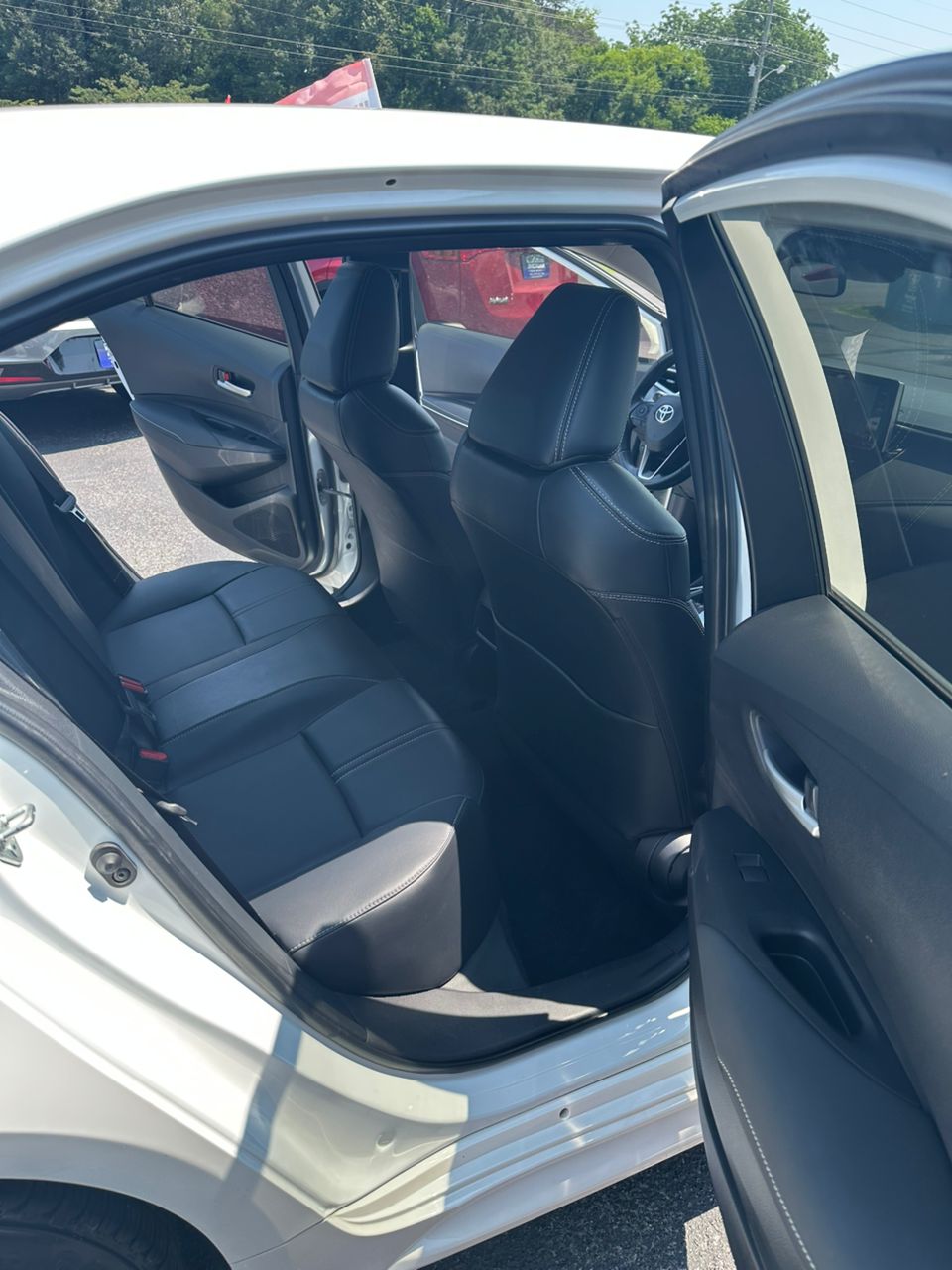 
								Toyota Corolla XLE White 2022 full									