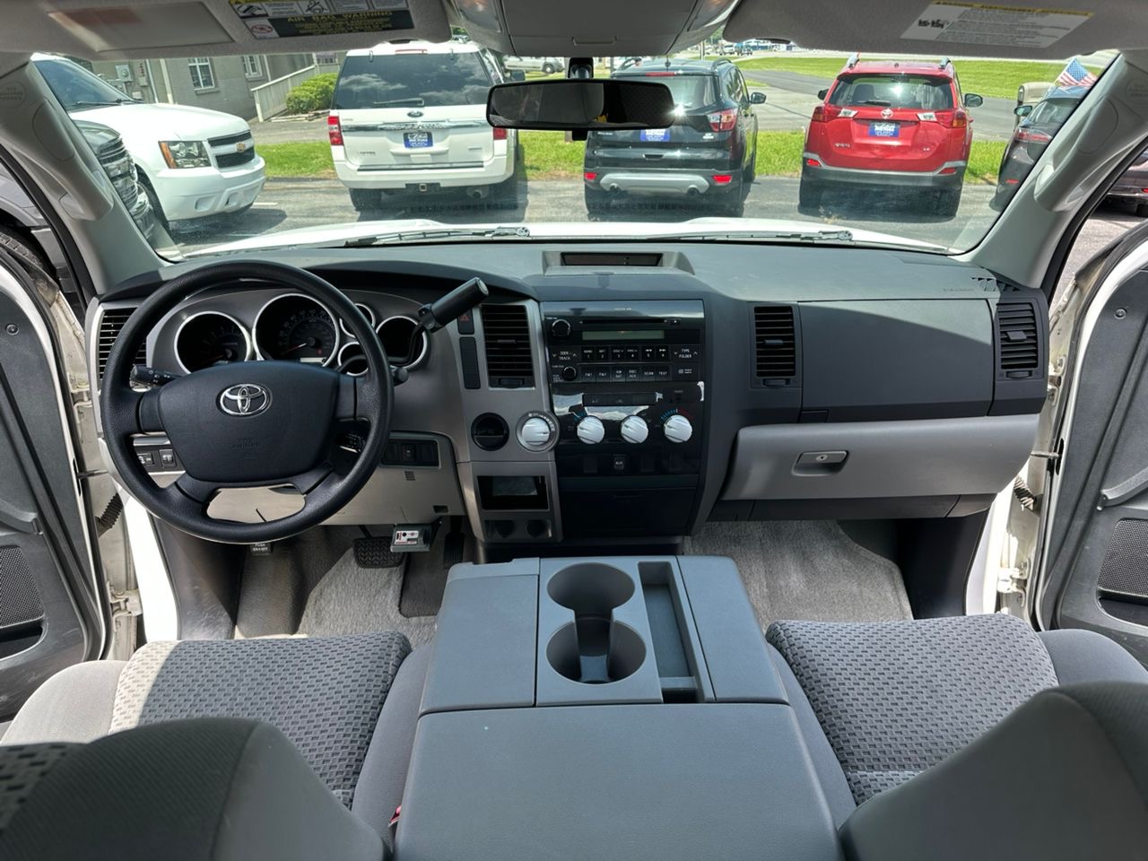 
								Toyota Tundra V8 White 2011 full									
