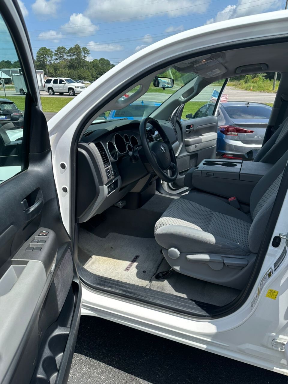 
								Toyota Tundra V8 White 2011 full									