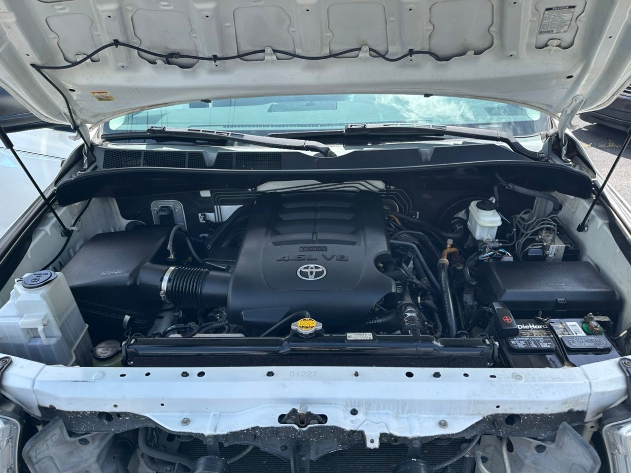 
								Toyota Tundra V8 White 2011 full									
