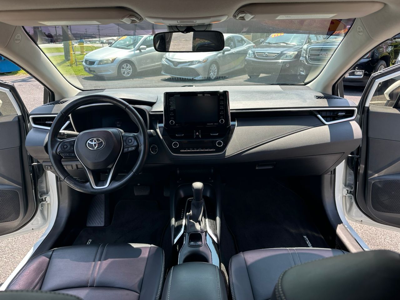 
								Toyota Corolla XLE White 2022 full									