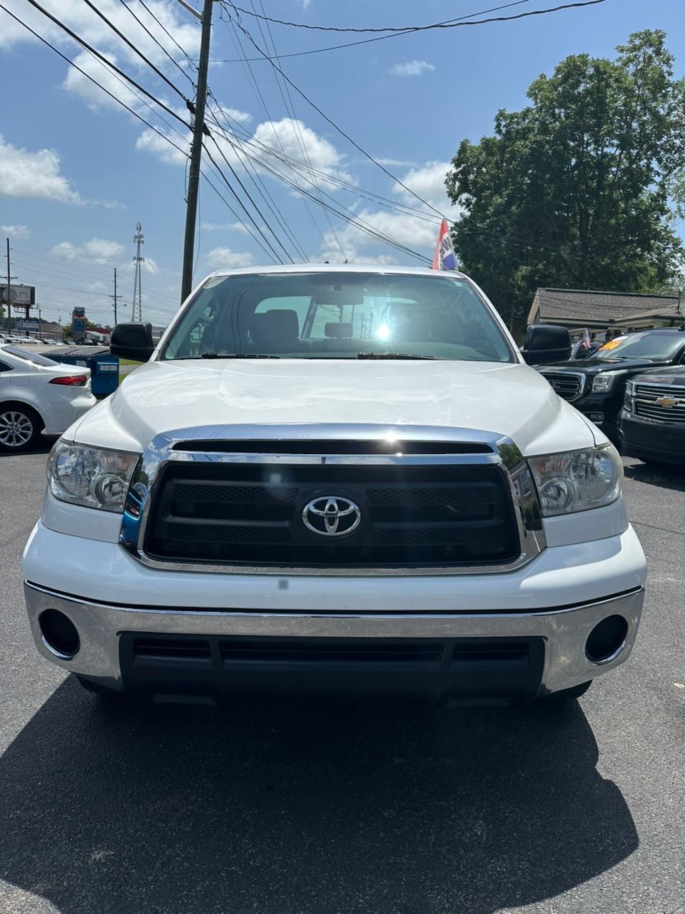 
								Toyota Tundra V8 White 2011 full									