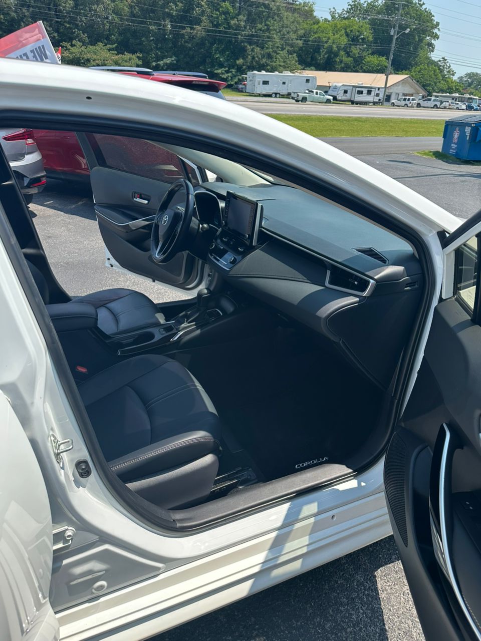 
								Toyota Corolla XLE White 2022 full									