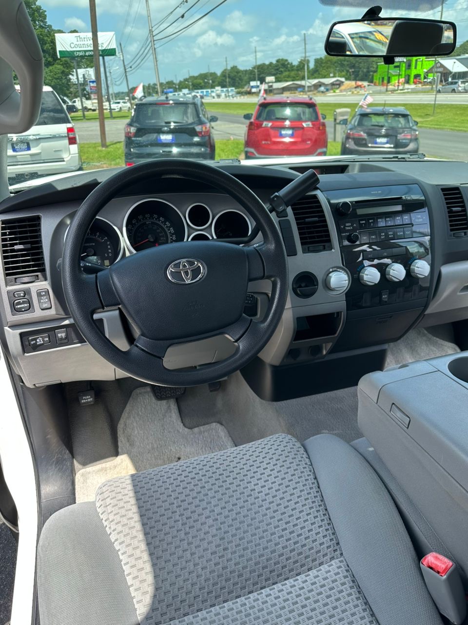 
								Toyota Tundra V8 White 2011 full									
