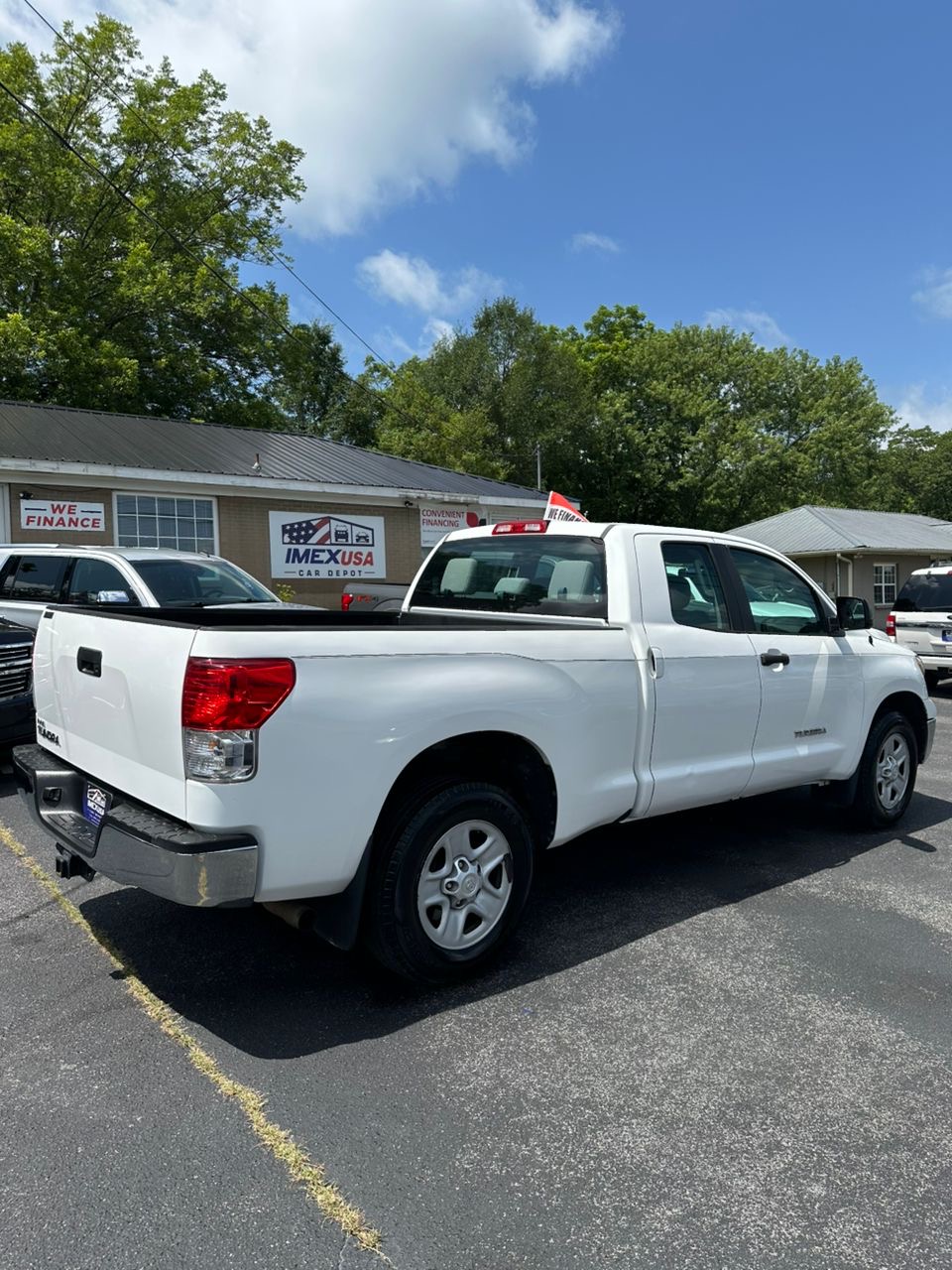 
								Toyota Tundra V8 White 2011 full									