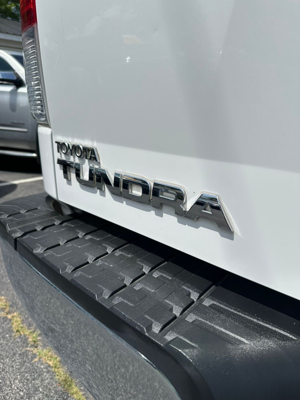 
								Toyota Tundra V8 White 2011 full									