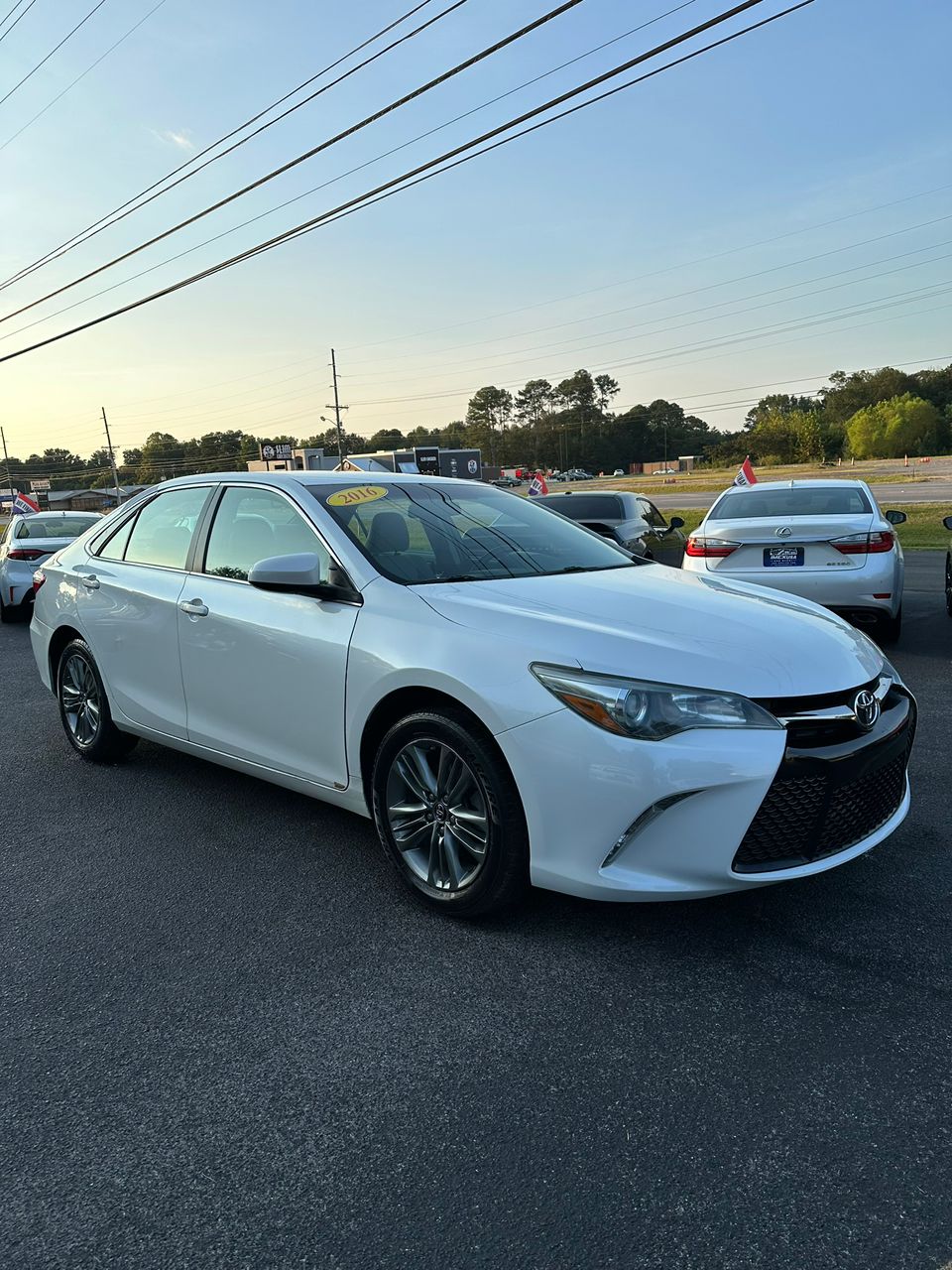 
								Toyota Camry SE 2016 White full									