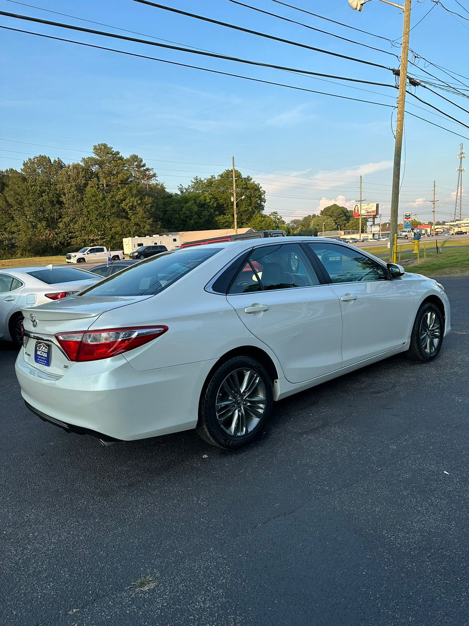 
								Toyota Camry SE 2016 White full									