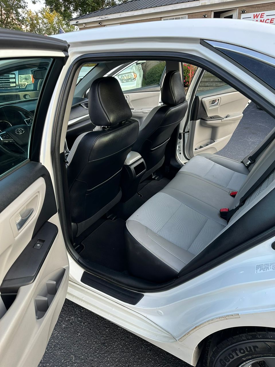 
								Toyota Camry SE 2016 White full									