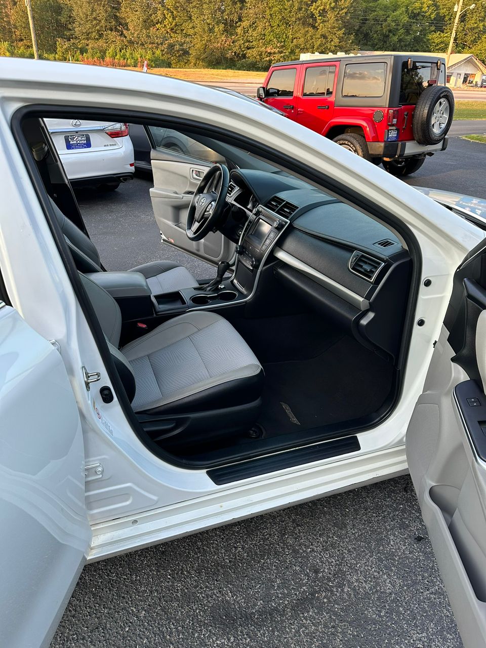 
								Toyota Camry SE 2016 White full									