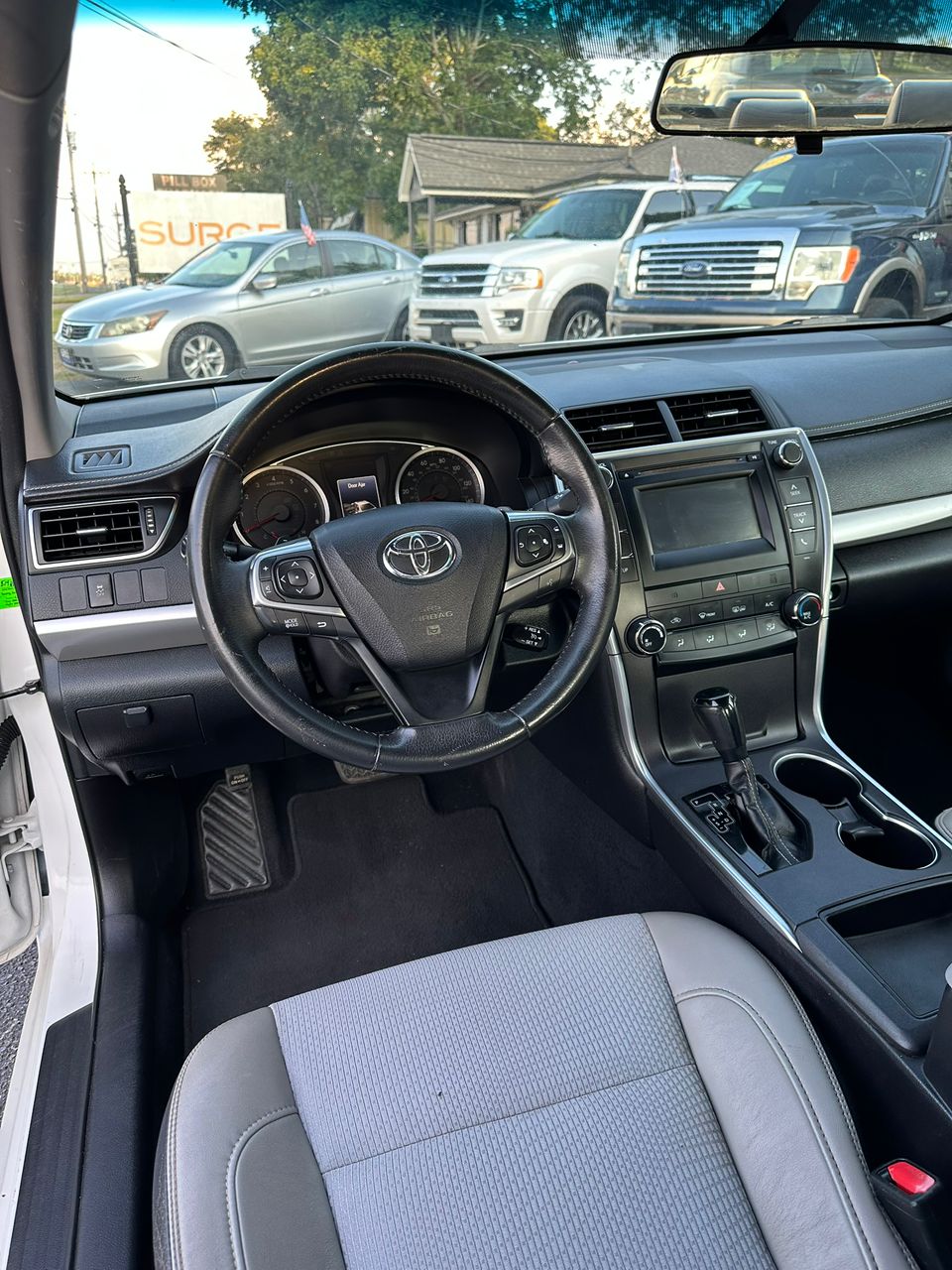 
								Toyota Camry SE 2016 White full									