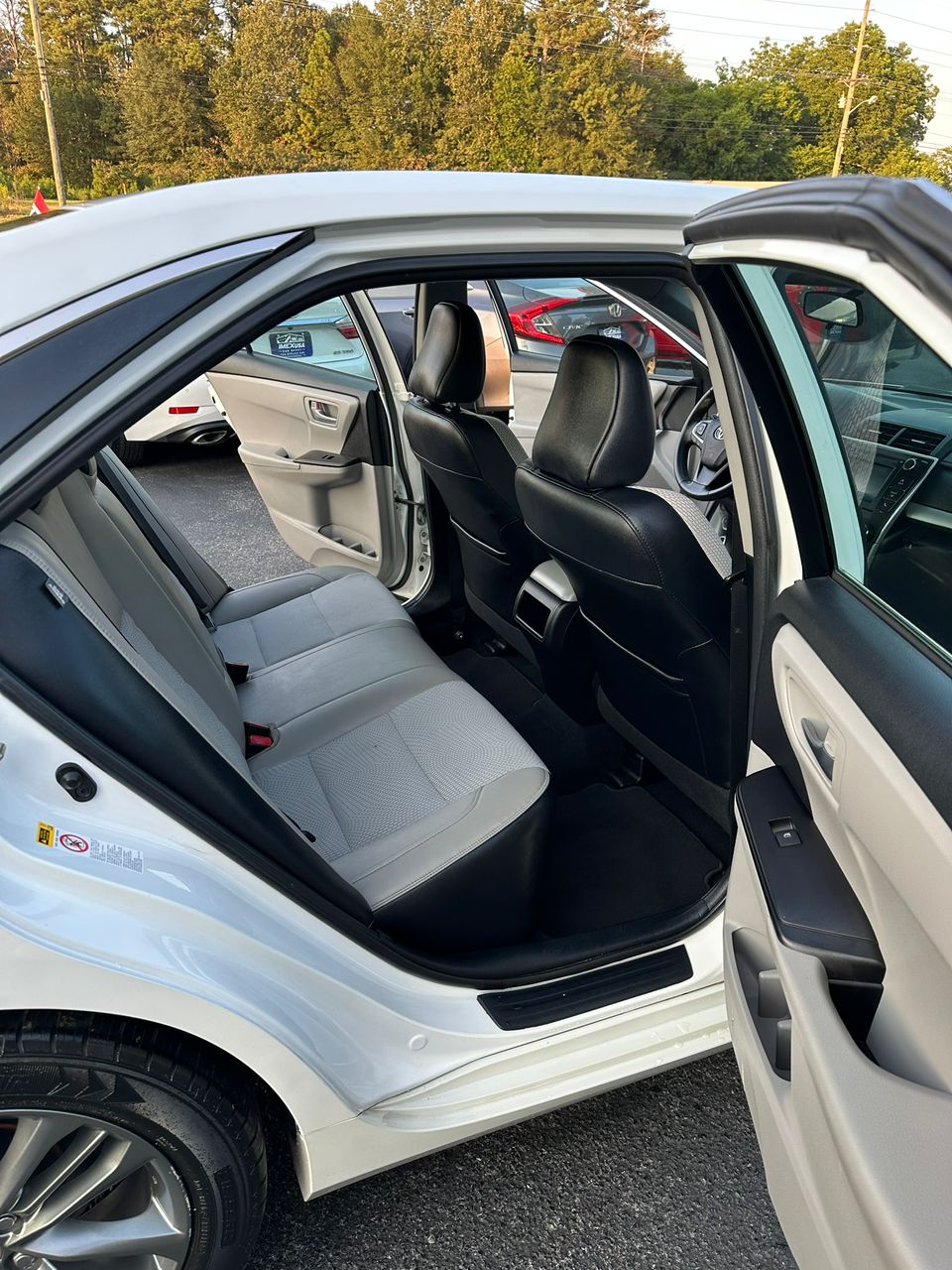 
								Toyota Camry SE 2016 White full									