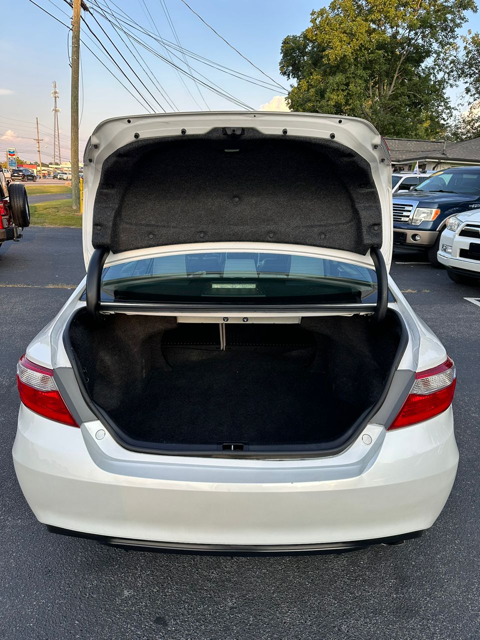 
								Toyota Camry SE 2016 White full									