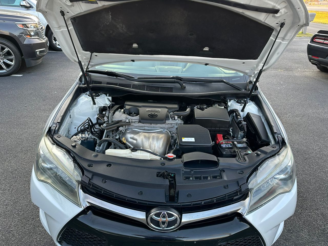 
								Toyota Camry SE 2016 White full									