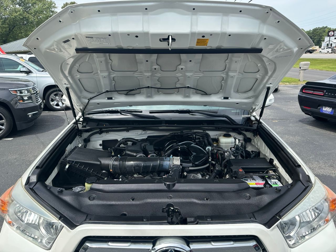
								Toyota 4Runner SR5 V6 White 2011 full									