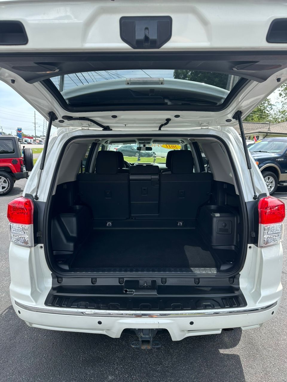 
								Toyota 4Runner SR5 V6 White 2011 full									