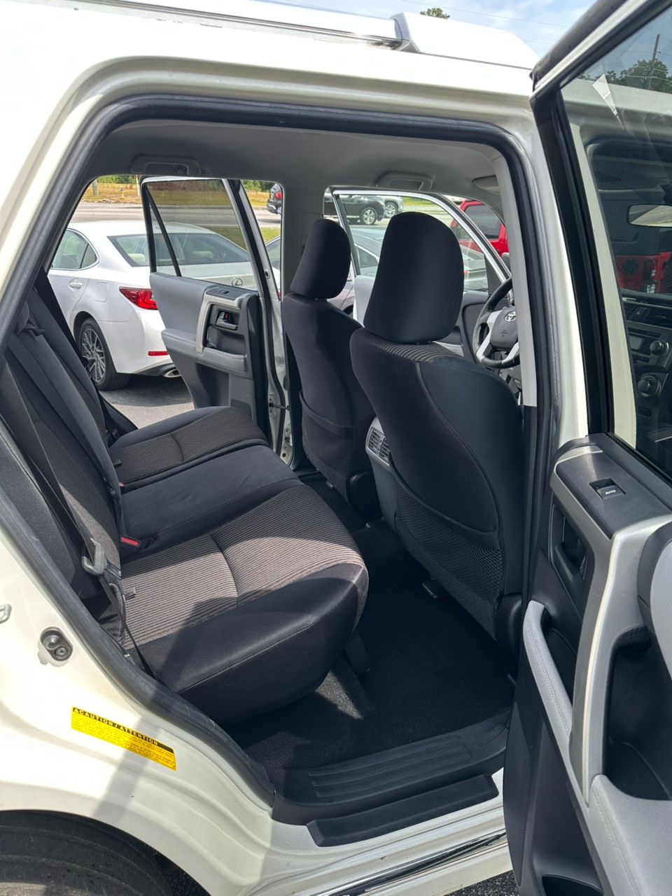 
								Toyota 4Runner SR5 V6 White 2011 full									