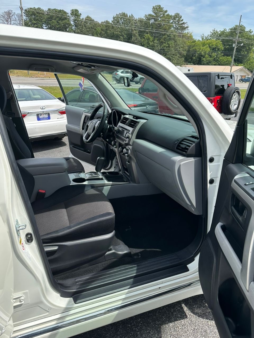 
								Toyota 4Runner SR5 V6 White 2011 full									
