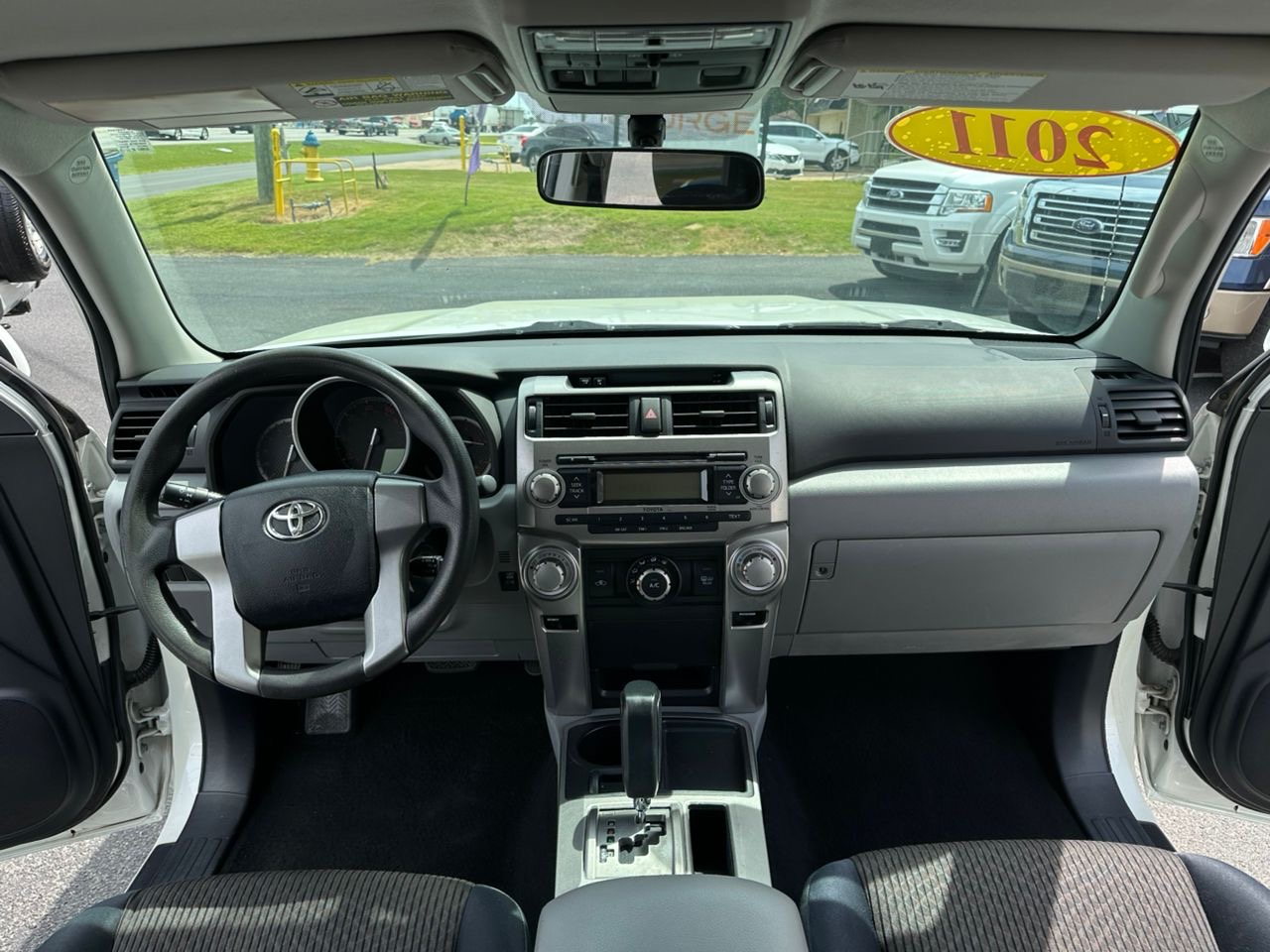 
								Toyota 4Runner SR5 V6 White 2011 full									