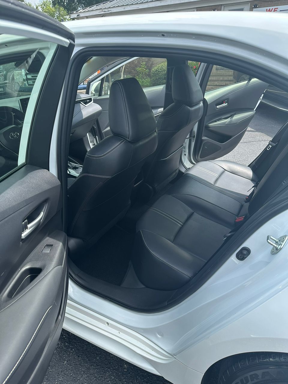 
								Toyota Corolla XLE White 2022 full									