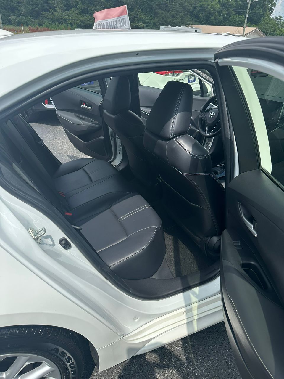 
								Toyota Corolla XLE White 2022 full									