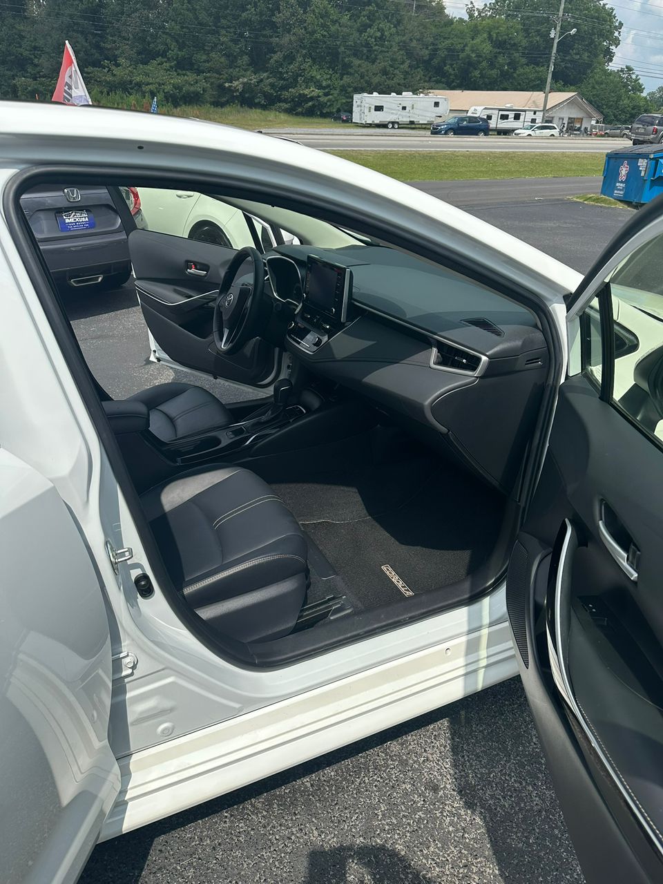 
								Toyota Corolla XLE White 2022 full									