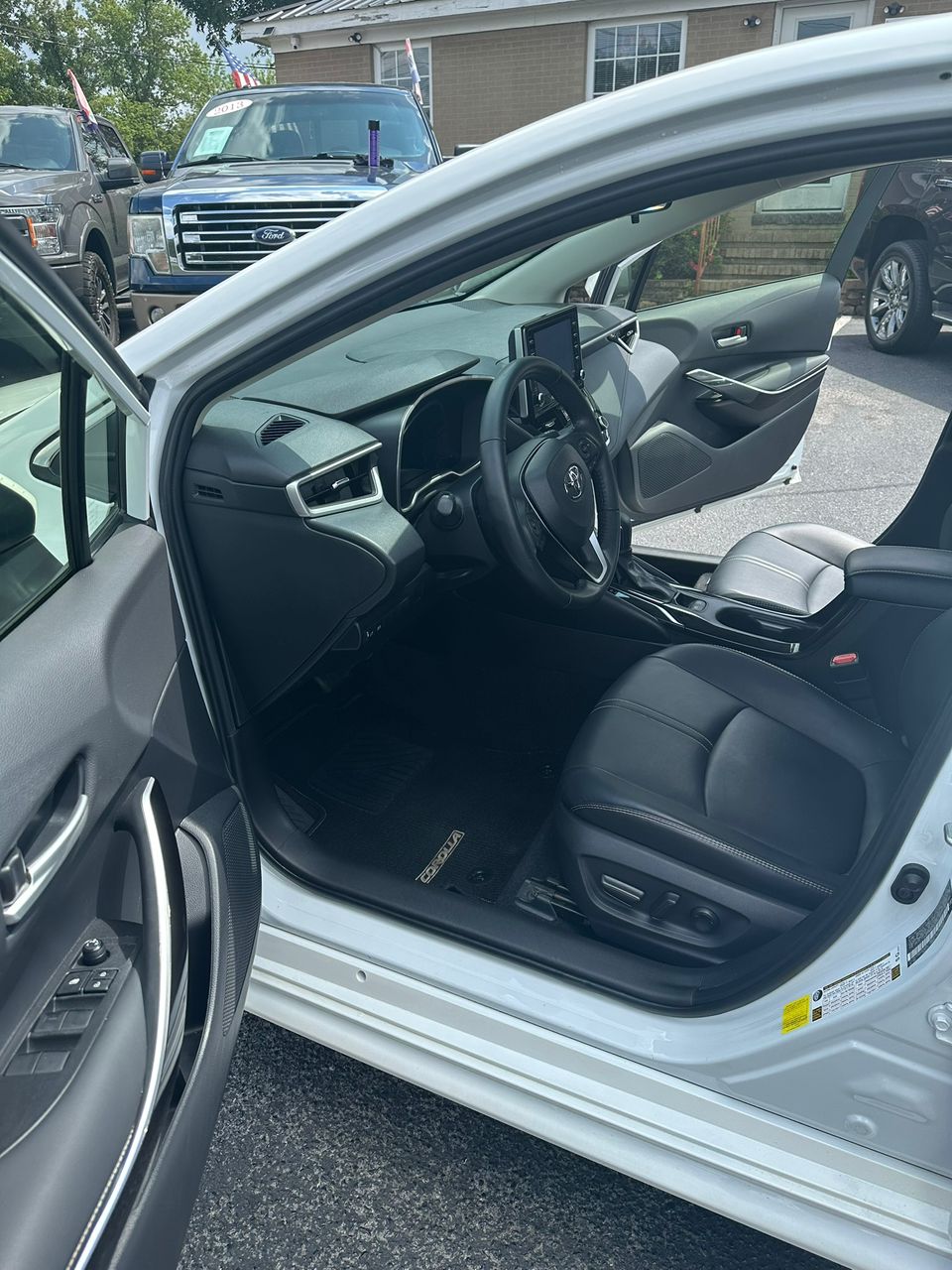 
								Toyota Corolla XLE White 2022 full									