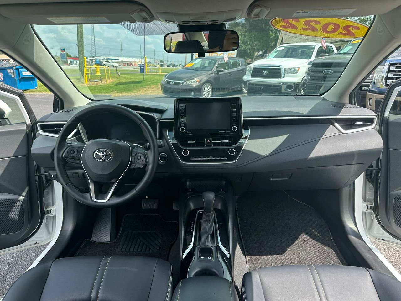 
								Toyota Corolla XLE White 2022 full									