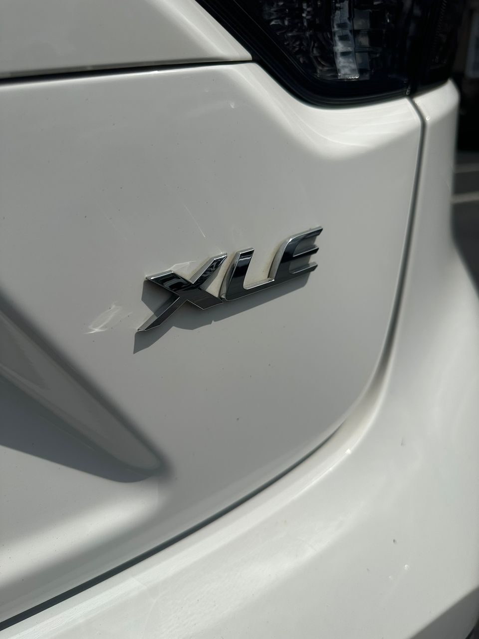 
								Toyota Corolla XLE White 2022 full									